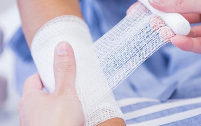 Zelfklevend verband vs traditioneel verband