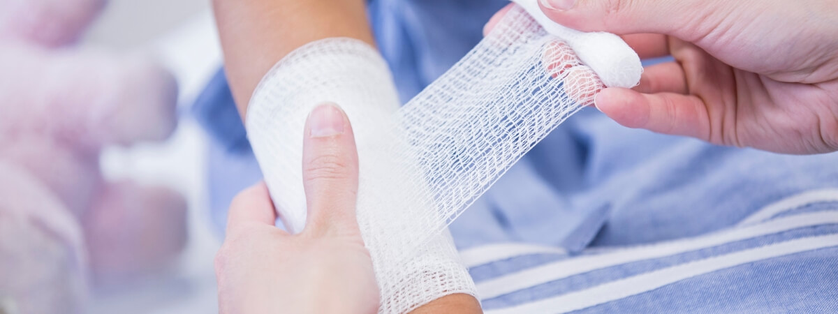 Zelfklevend verband vs traditioneel verband